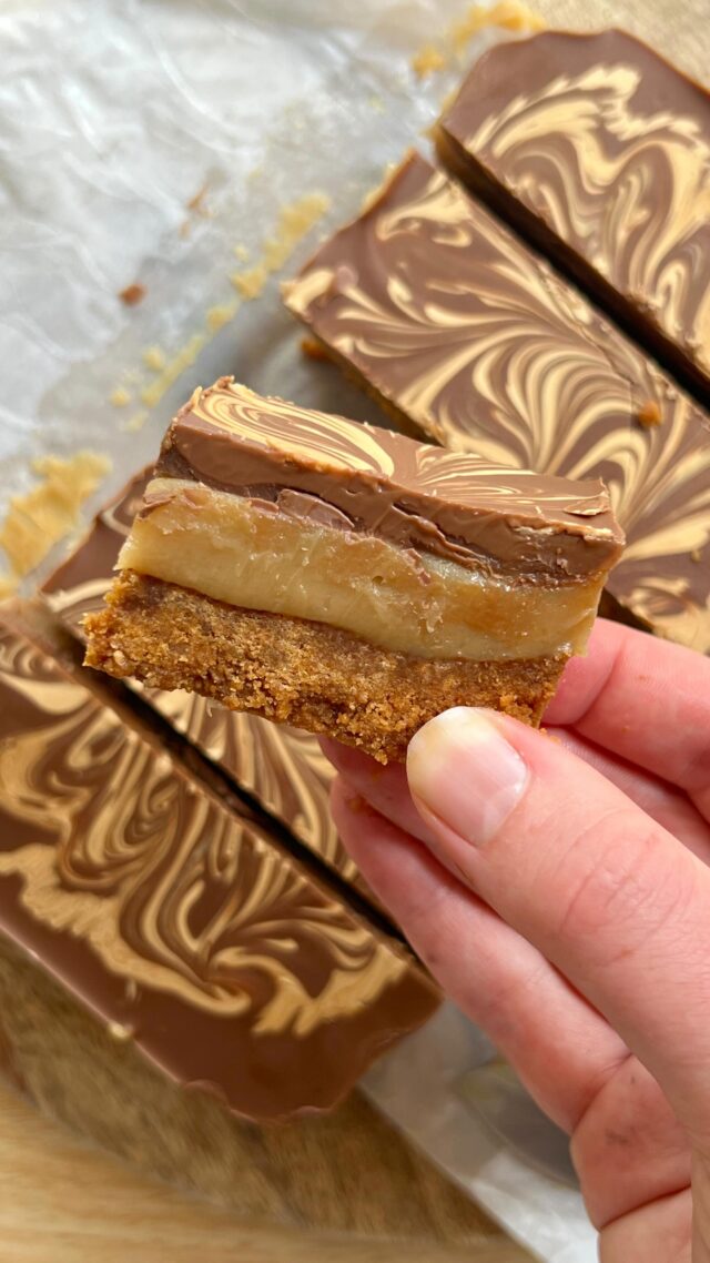 Biscoff caramel slice 🤎

Biscoff lovers, this one is for you!!! 
This caramel slice is absolutely delish, I seriously cannot stop eating it 🤭

If you’re after a little sweet treat to make this weekend, give this a go 🤩 you won’t be disappointed! 

The full recipe is on my website! 
Comment “recipe” and I’ll send it straight to you 😊

#caramelslice #biscoffrecipe #nobake #nobakedessert #easyrecipes #easyrecipe #dessertrecipes #dessertideas #recipeideas