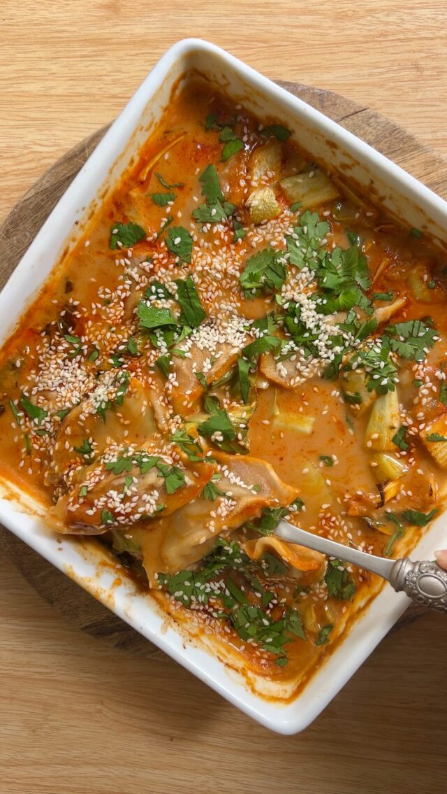Red curry baked dumplings 🥟 

As soon as I saw @coconutandbliss post this I haven’t stopped thinking about it!!
Sooo delish 🤤

Ingredients:
2 1/2 tbsp red curry paste
1 tsp minced garlic
3 tbsp soy sauce
1 1/2 tbsp rice wine vinegar
1 tbsp sesame oil
400mL coconut milk

2 bunches bok choy, chopped
12 frozen dumplings
coriander, finely chopped
sesame seeds

Method:
In a large baking dish place all red curry ingredients and whisk until combined. Add bok choy and then top with the dumplings.
Bake for 15 mins or until cooked. Top with coriander and sesame seeds.

Enjoy!

#dumplings #bakeddumplings #easyrecipeideas #easyrecipe #recipeinspo