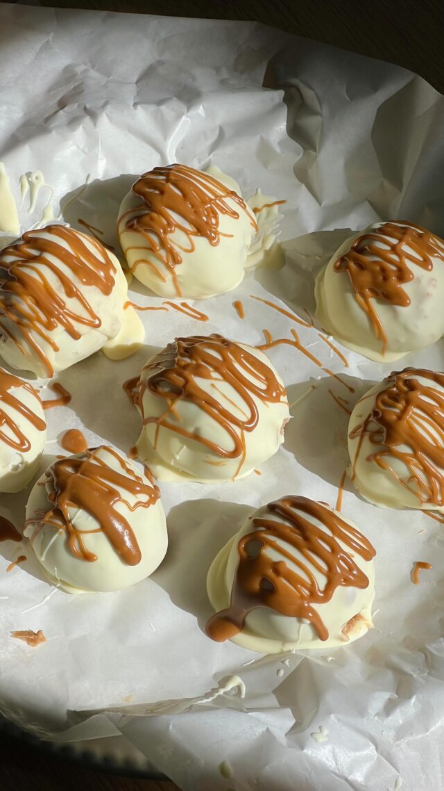 white choc caramilk cheesecake bites 🤎

Sweet, creamy and absolutely delicious, these white choc caramilk cheesecake bites are the ultimate no bake dessert 🤩

With just 4 ingredients needed, they are perfect for prepping ahead for the week or sharing as a treat with friends and family! 

Recipe is on my website!
Comment “recipe” and I’ll dm it to you ☺️

#4ingredients #caramilk #easyrecipes #easydessert #nobake #easydesserts #dessertrecipe #dessertlove #nobakedessert