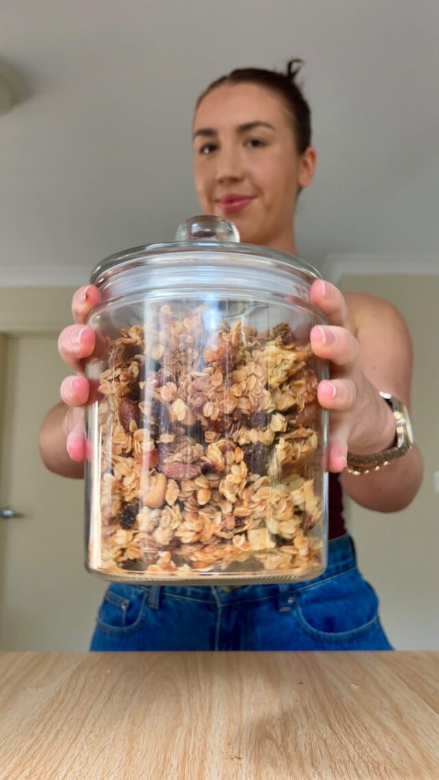 homemade granola > 🌟🤍🤤

The perfect addition to your yoghurt bowls or simply eat straight from the jar! 

Ingredients:
2 1/2 cups rolled oats 
1/2 cup @trueprotein vanilla protein powder
1 1/2 cups mix ins of choice 
1/3 cup coconut oil, melted 
1/3 cup maple syrup.

Combine everything in a bowl. Add to a lined baking tray and push down firmly with a spatula. Bake at 180°c for 20 minutes or until golden.
Let cool completely and then break into clusters.

Enjoy! 

#ad #trueprotein #trueathlete #granolarecipe #granolaclusters #granola #easyrecipes #easyrecipe #breakfastrecipes #snackrecipe