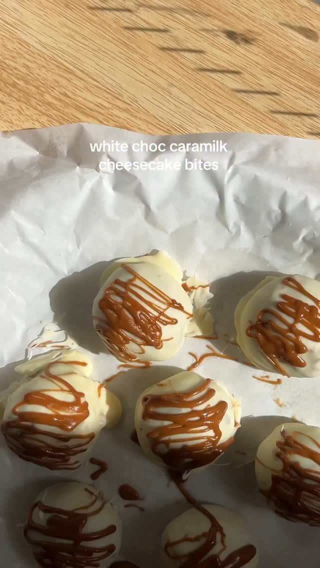 white choc caramilk cheesecake bites 🤍🌟

The perfect easy no bake dessert! 

Recipe on my website — linked in bio
Or Google “kizactivelife white choc caramilk cheesecake bites“ 

#4ingredients #nobake #nobakedessert #biscoff #biscoffcheesecake #easyrecipes #easydessert