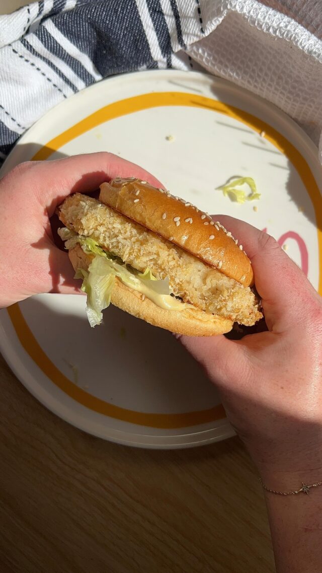 crispy chicken burgers 🍔🤩

Ahh these are so delicious, I’m already excited about making them again next week ahah!! 

For the crispy chicken recipe just google “recipetineats Truly Crispy Oven Baked Chicken Tenders“ (seriously the best 🤤) 

Once the chicken is cooked, add it onto a toasted brioche bun with lettuce, Dijon mustard and mayo!

#chickenburger #chickenburgers #dinnerrecipe #dinnerrecipes #easydinners #recipeinspo #crispychicken #dinnerinspo #weeknightdinner