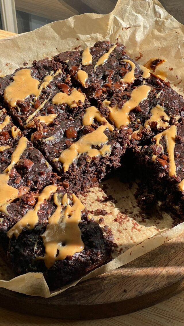 Peanut butter & banana brownies 🍫
 
A combo of 3 of my fave foods 😍😍

These are so easy to make and only require a few simple ingredients you probably already have at home!

#ingredients 
2 bananas
1 egg
1/2 cup maple syrup or liquid sweetener of choice
1 tsp vanilla extract
1/2 cup natural peanut butter
1 cup oat flour — To make oat flour just blend your oats until they form a flour
1/3 cup cacao powder, sifted
1 tsp baking powder
1/2 cup dark chocolate chips or chocolate of choice

#method 
1. In a bowl mash up your bananas. Add in the egg, maple syrup, peanut butter, vanilla extract and mix.
2. Mix in the oat flour, baking powder and sift in the cacao powder. Fold through the dark chocolate chips.
Add the batter into a lined 8x8 baking dish and bake for 18-20 minutes at 180°c or until cooked.

Let cool, slice up into 9 pieces and enjoy! 

Store in the fridge — I recommend heating them in the microwave before eating! 

#easyrecipes #easyrecipe #brownies #snackrecipe #dessertrecipe #desserts #snacks #recipeideas #recipeinspo
