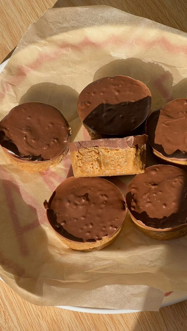 5 ingredient no bake weetbix cups 🤎

The easiest sweet treat to make and probably my favourite way to eat weetbix 🤤

Ingredients (makes 6)
6 Weetbix
1/3 cup honey or sweetener of choice
1/2 cup natural peanut butter or nut butter of choice
1/3 cup dark chocolate chips or chocolate of choice
Pinch of flaky sea salt

Method:
1. To a bowl add the Weet bix and crush them up. Add in the sweetener, peanut butter and mix until combined.
2. Divide the mixture across 6 silicone moulds. Melt the chocolate and spread on top.
3. Sprinkle on some flaky sea salt and leave in the freezer for 1 hour to set
4. Once set they are ready to enjoy! (Store in the fridge) 

#easyrecipes #nobake #nobakedessert #weetbix #easyrecipe #dessert #dessertrecipes #snackrecipe
