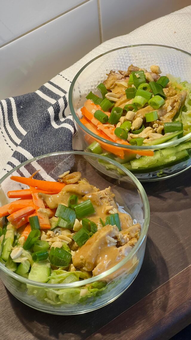 On the menu for dinners this week: satay chicken noodle bowls 🤤🌟

Recipe from @eliya.eats 🤍

#mealprep #easyrecipes #easydinners #dinnerrecipes #healthydinner #healthydinnerideas #healthymealprep #healthymealideas